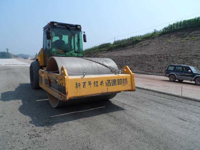 【平凉大发展 公路当先锋】毫米之间“铣”出坦途 热浪之中“铺”就初心——平凉公路路面专业化养护队攻坚纪实(图1)