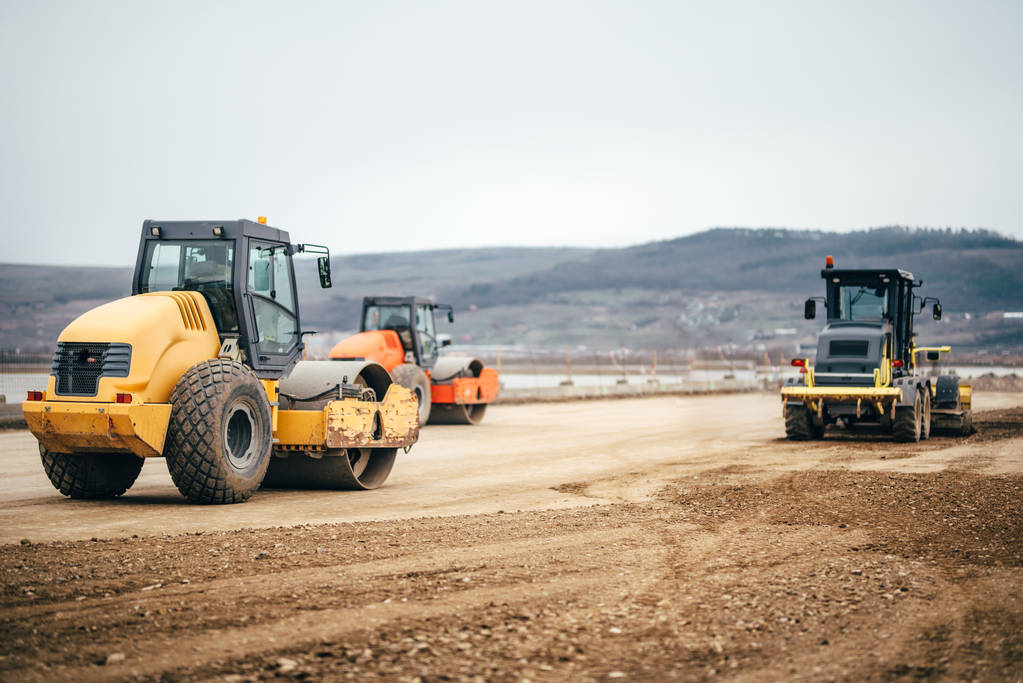 杂多公路段开展公路养护机械车辆驾驶人员道路交通法规培训(图1)