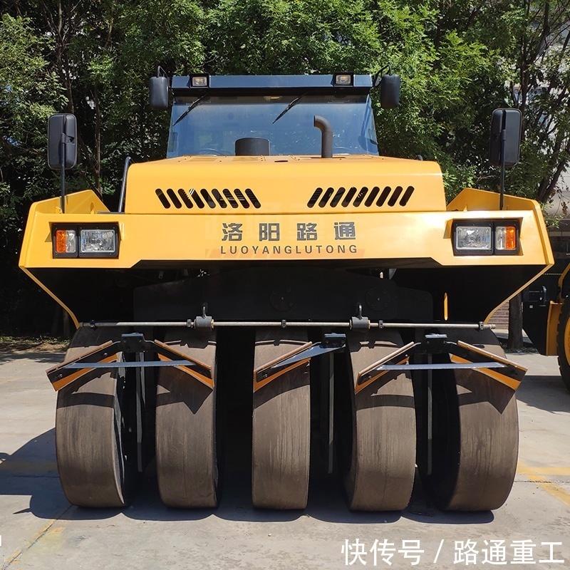一种轮胎压路机pdf(图1)